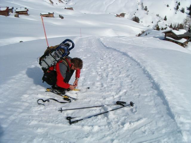 Franco beim Anbinden der Snowblades