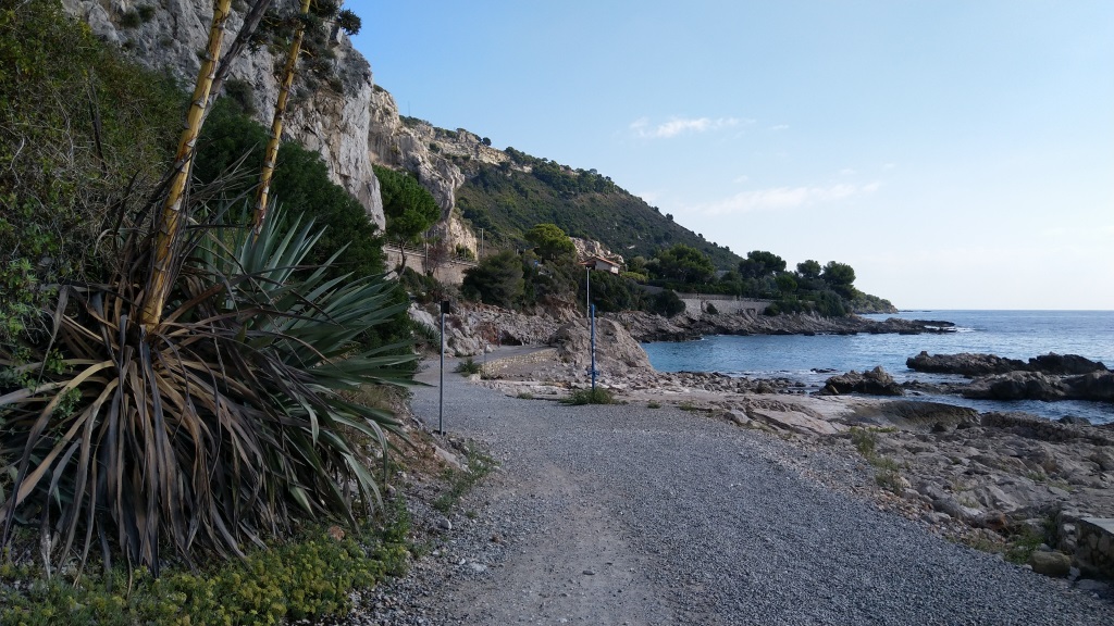 der Weg führt uns direkt am Strand entlang