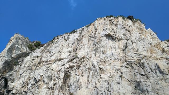 steil ragen die Felswände an der Küste in die Höhe