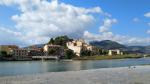 über den Fluss Roia blicken wir zurück zur Altstadt von Ventimiglia und der romanischen Kirche