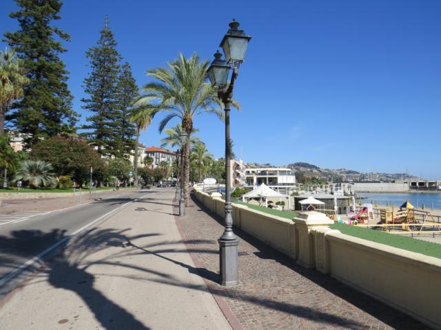 alles an der Strandpromenade entlang durchqueren wir Sanremo