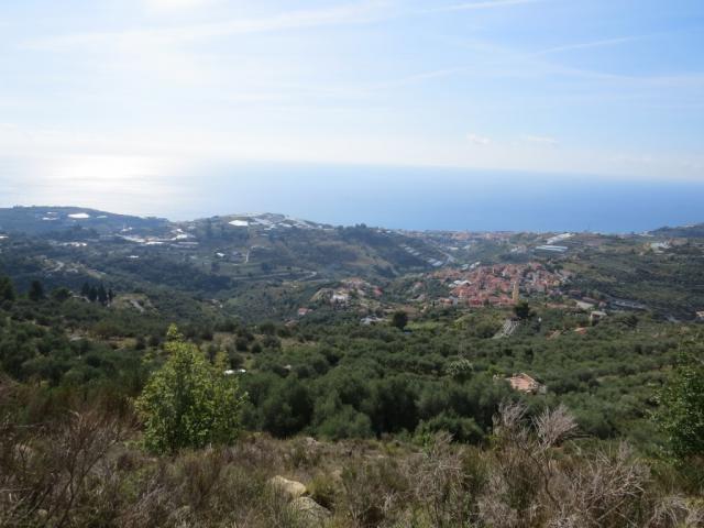 was für eine schöne Aussicht von hier oben. Wir blicken hinunter Richtung Santo Stefano al Mare