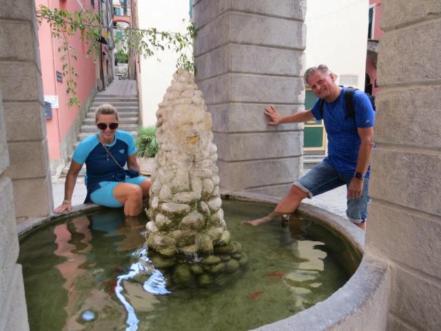 ...wo wir im Dorfbrunnen die Füsse abkühlen