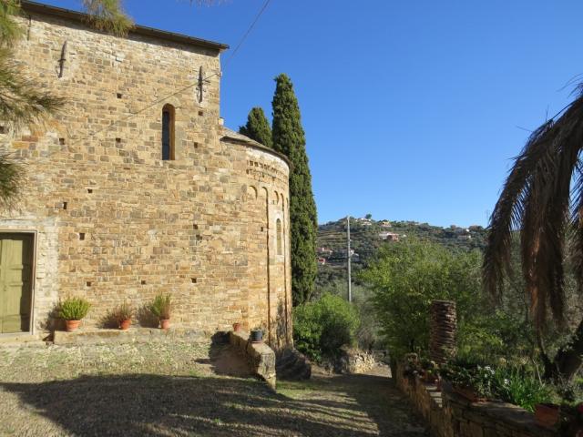 wir verlassen Torrazza und laufen an der romanischen Kirche San Giorgio vorbei