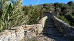 ...überqueren wir über eine alte Steinbogenbrücke den Prino