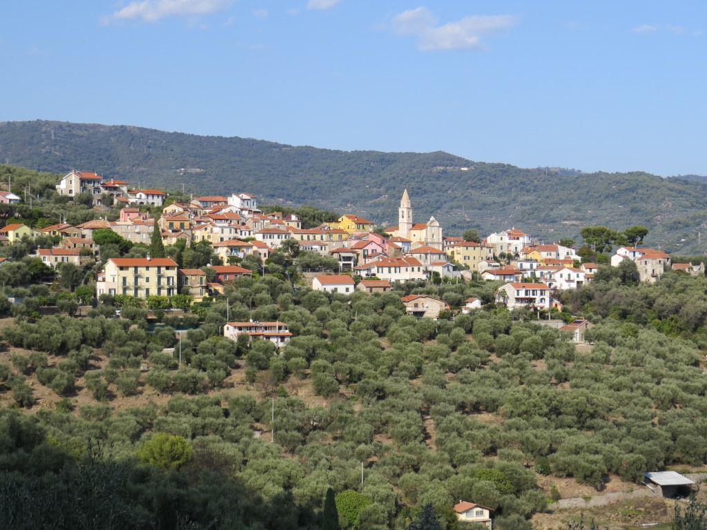 die Via della Costa führt nun einen grossen Bogen durch, und führt uns hinauf nach Diano Serreta