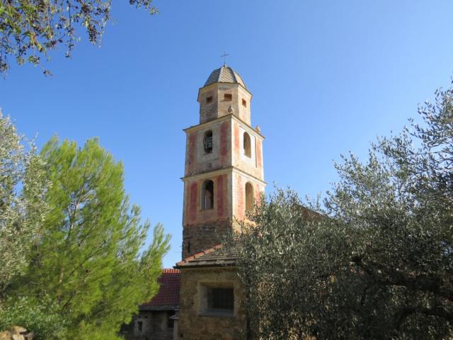 nach einem langen Abstieg stehen wir endlich bei der Kirche San Giacomo von Diano Calderina