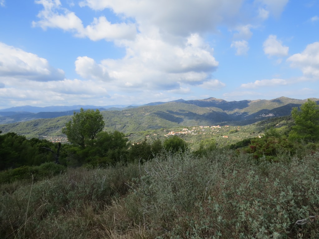 links von uns die hügelige Landschaft von Ligurien mit seinen Streusiedlungen