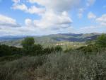 links von uns die hügelige Landschaft von Ligurien mit seinen Streusiedlungen