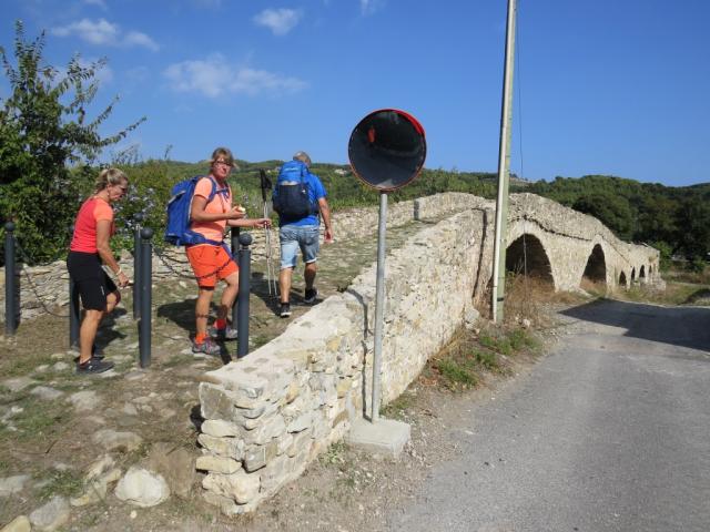 über eine Steinbrücke, die aus dem Mittelalter stammt,...