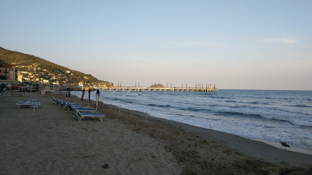 ...bei Sonnenuntergang, den Strand von Alassio erreichen