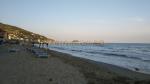 ...bei Sonnenuntergang, den Strand von Alassio erreichen