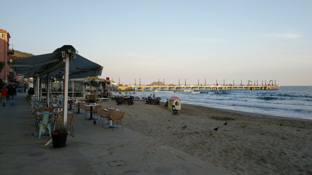 danach laufen wir am Strand entlang, ins Dorfzentrum von Alassio