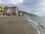 wir durchlaufen der lange und sehr schöne Strand von Alassio