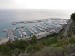 ...mit schöner Aussicht, hier auf den Segelhafen von Alassio,...