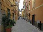 direkt neben dem Fluss, liegt die sehr schöne Altstadt von Albenga