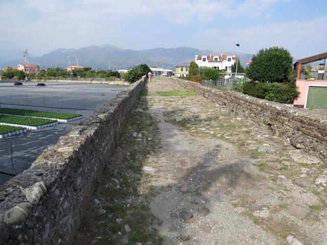 der Fluss Centa floss früher hier durch die Stadt. Die lange Steinbrücke aus dem 13.Jhr. steht immer noch