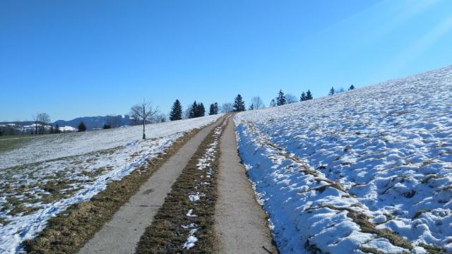 wir verlassen die Kapelle Michaelskreuz und wandern weiter Richtung Udligenswil