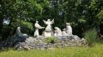 über einen Park mit Statuen von San Francesco mit seinen Mitbrüder, verlassen wir das Kloster