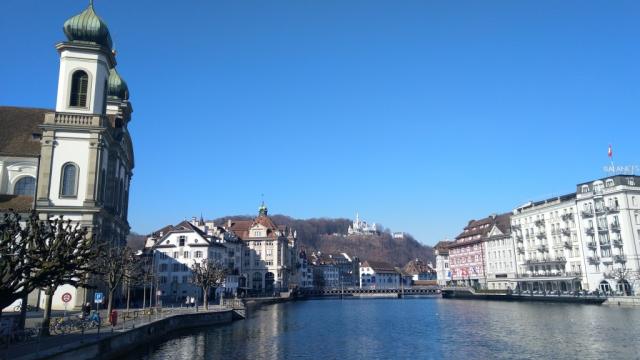 von der Kapellbrücke blicken wir zum Chateau Gütsch