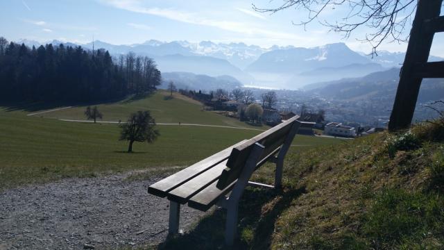 ...legen wir bei dieser Bank mit schönster Aussicht, eine kurze Pause ein