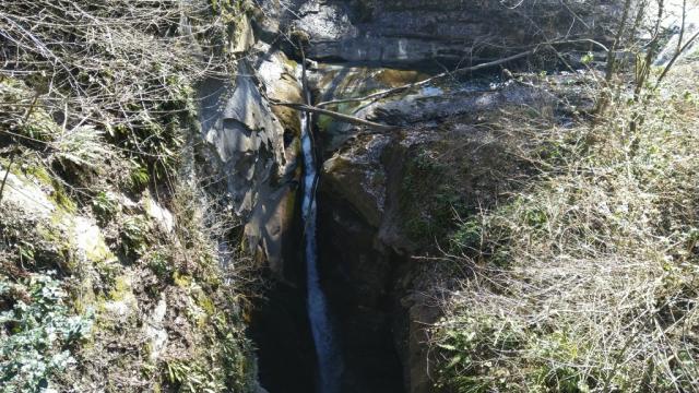 tief hat sich hier der Ränggbach in den Felsen gegraben