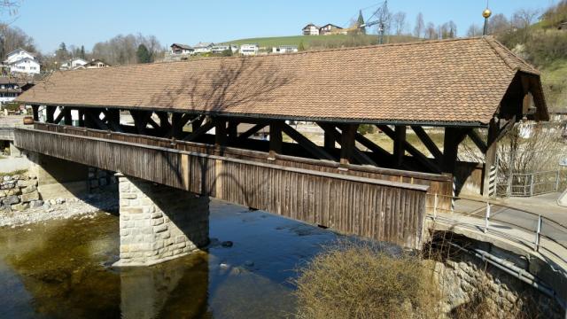 über eine gedeckte Holzbrücke überqueren wir die kleine Emme und durchqueren danach das Dorf Werthenstein