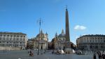 auf der Piazza del Popolo mit den Kuppeln von Santa Maria di Montesano und Santa Maria dei Miracoli