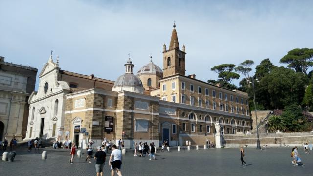 auf der Piazza del Popolo blicken wir auf die Kirche Santa Maria del Popolo