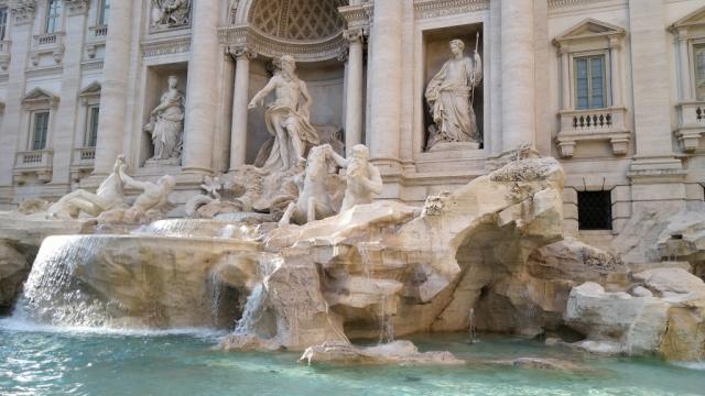 im Zentrum herrscht Neptun flankiert von zwei Tritonen