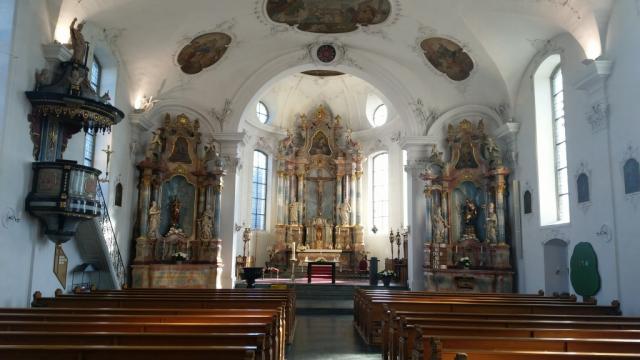 der schöne barocke Kirchenraum mit den markanten Deckengemälden