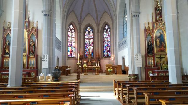 die grosse neugotische dreischiffige Pfarrkirche