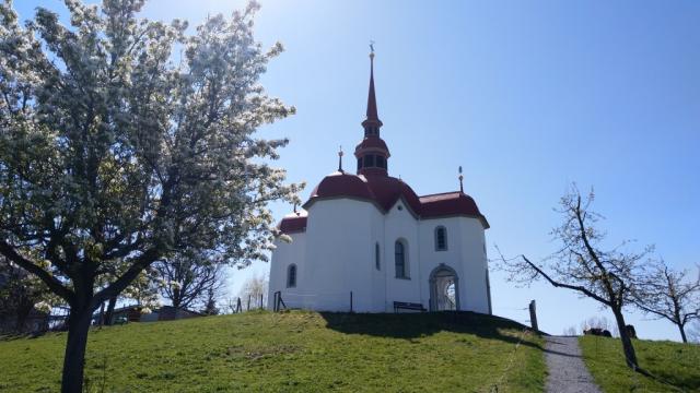 in der im Rokokostil mit byzantinischem Erscheinungsbild erbaute Kapelle, hängen 3 Glocken