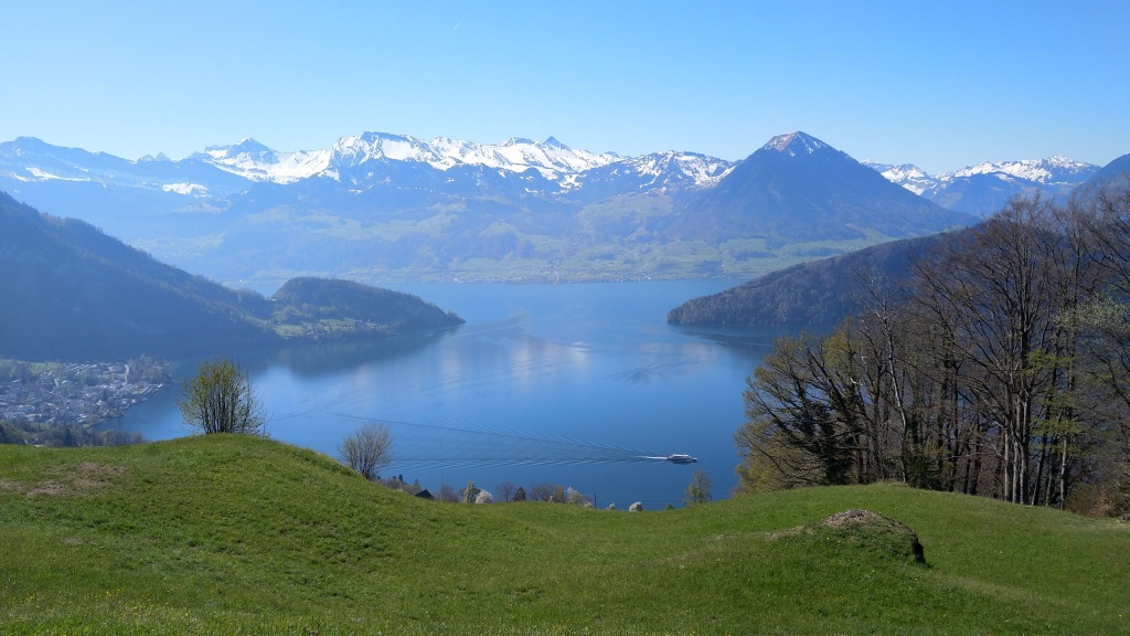 das Panorama ist atemberaubend schön. Wir blicken zum Brisen. Dort oben standen wir auch schon