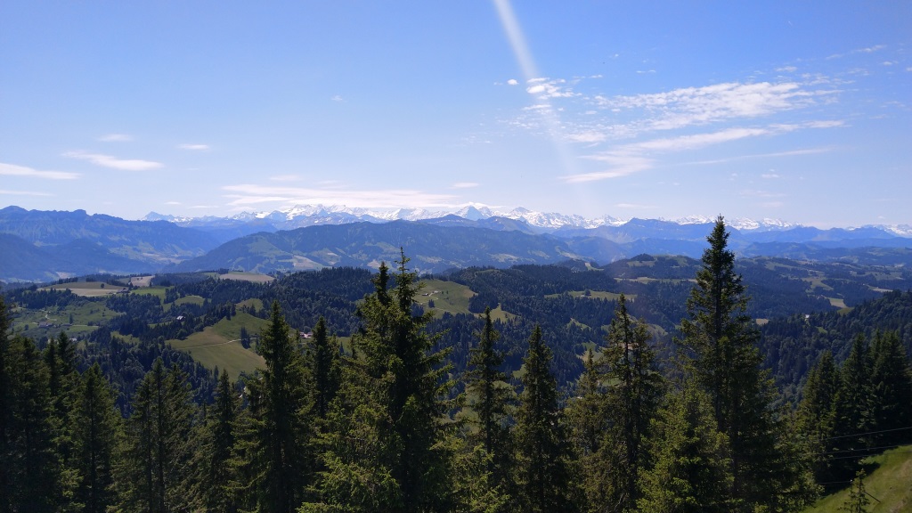 der Bergkranz der Berner Alpen mit Eiger, Mönch und Jungfrau