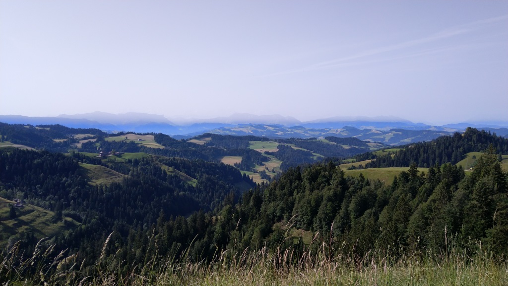 während dem Wandern geniessen wir die Aussicht ins Tal der Grossen Emme. Im Hintergrund thronen die Berner Alpen