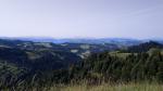 während dem Wandern geniessen wir die Aussicht ins Tal der Grossen Emme. Im Hintergrund thronen die Berner Alpen