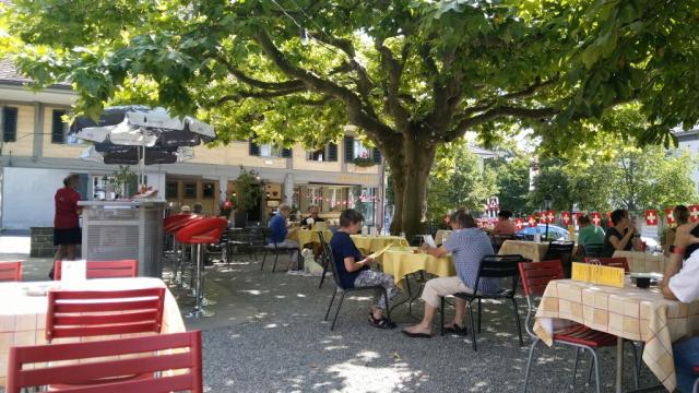 während wir auf den Zug warten der uns nach Emmenmatt zurück fährt, geniessen wir beim Gasthof Ochsen ein Bierchen