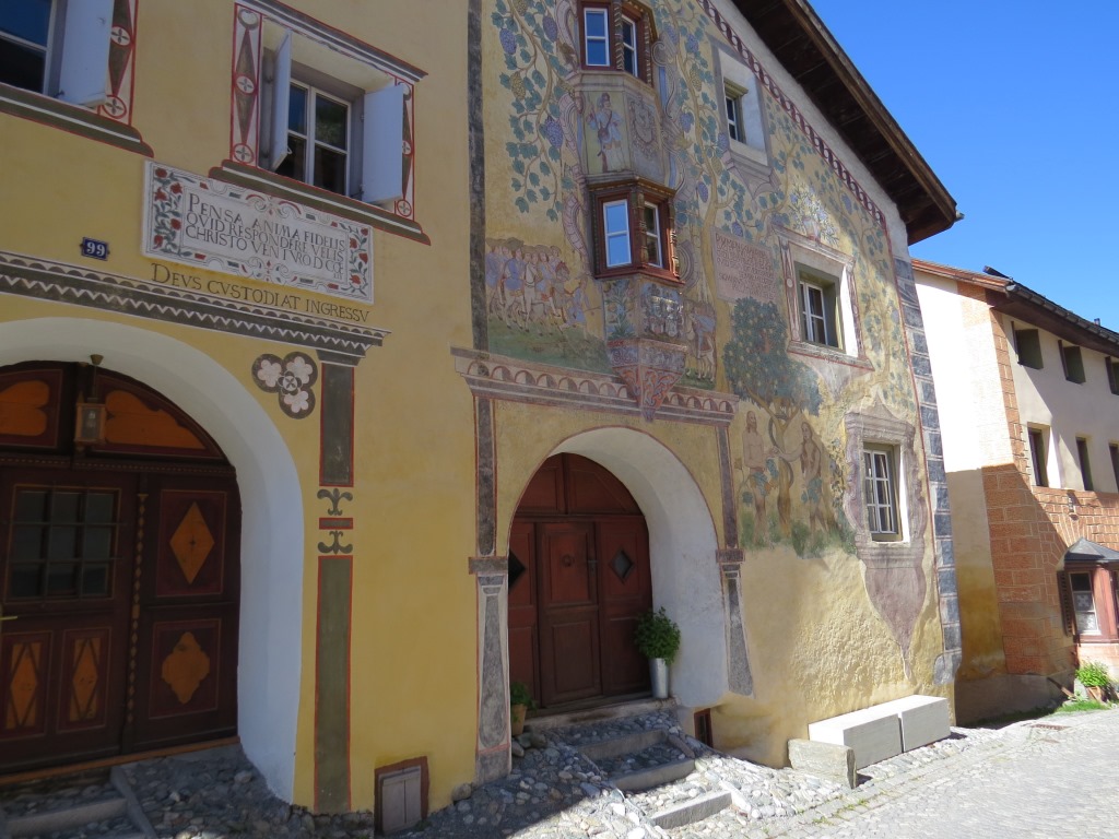 hervorzuheben ist die Casa Claglüna 17.Jhr. Mit den grossartigen Fresken der Vertreibung von Adam und Eva