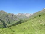 am Talende erkennen wir Piz Chaschlogna und Piz Urschai