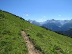 hoch über den Talboden und über der Baumgrenze, geht es in leichtem Auf und Ab Richtung Alp Laret
