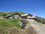 über den schönen Panoramaweg erreichen wir die Alp Laret 2205 m.ü.M.