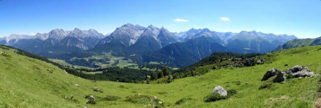 wie eine Perlenkette aufgereiht die "Engadiner Dolomiten" mit Piz Pisoc, Piz Zuort, Piz Madlain und Piz Lischana