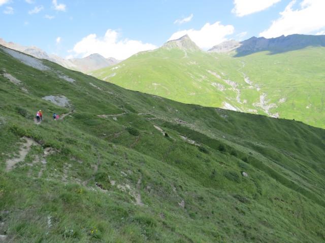 in einigen Kehren wandern wir abwärts in den Talboden von Jonvrai 2174 m.ü.M.