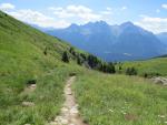 die Via Engiadina führt uns nun durch die grasbewachsene Flanke des Piz Soer weiter abwärts