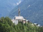 schon von weitem sieht man den spitzen Kirchturm von Sent  auftauchen