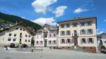 beim Dorfplatz in Sent. Wir bestaunen die stattlichen Häuser mit den geschweiften barocken Giebeln