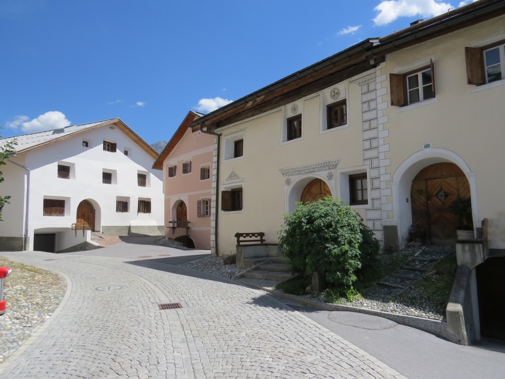 nach dem Mittagessen verlassen wir das Dorf, das trotz Kriegen...