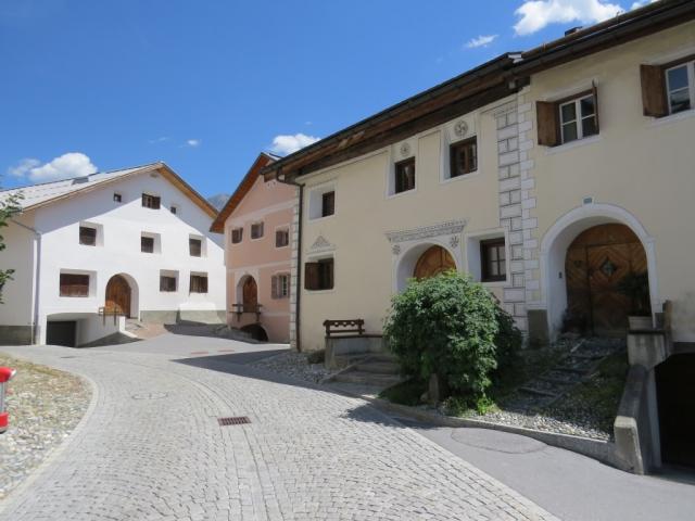 nach dem Mittagessen verlassen wir das Dorf, das trotz Kriegen...