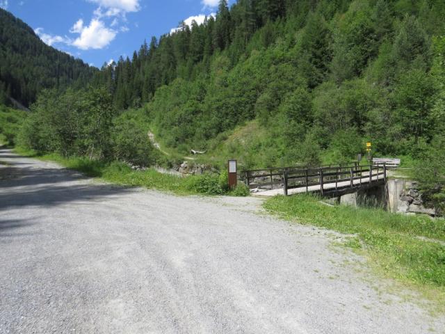 vom Kurhaus führt uns die Via Engiadina zum Wildbach Brancla, das über eine Brücke überwunden wird